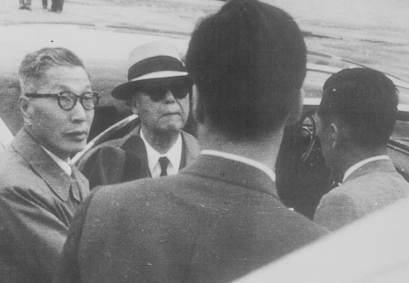 ▲ 하와이로 휴양여행을 떠나는 이승만 전대통령을 김포공항으로 배웅 나온 허정 과도정부 수반(왼쪽)