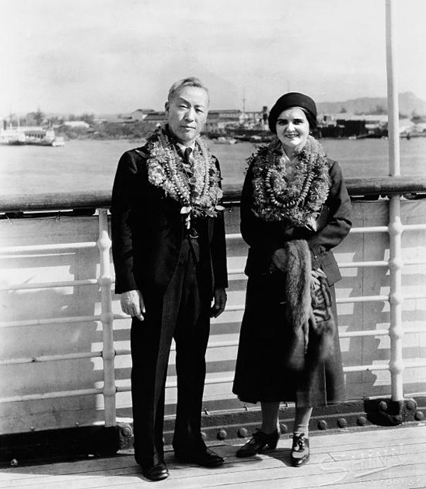 ▲ 1934년 결혼한 이승만과 프란체스카 부부가 하와이에 도착, 꽃목걸이를 걸고 환영받던 신혼시절의 행복한 모습이다. 그리고  85세-60세 노인이 되어 하와이에 휴양하러 왔다가 귀국을 금지당하여 5년을 중병으로 고생하고 사별한다.