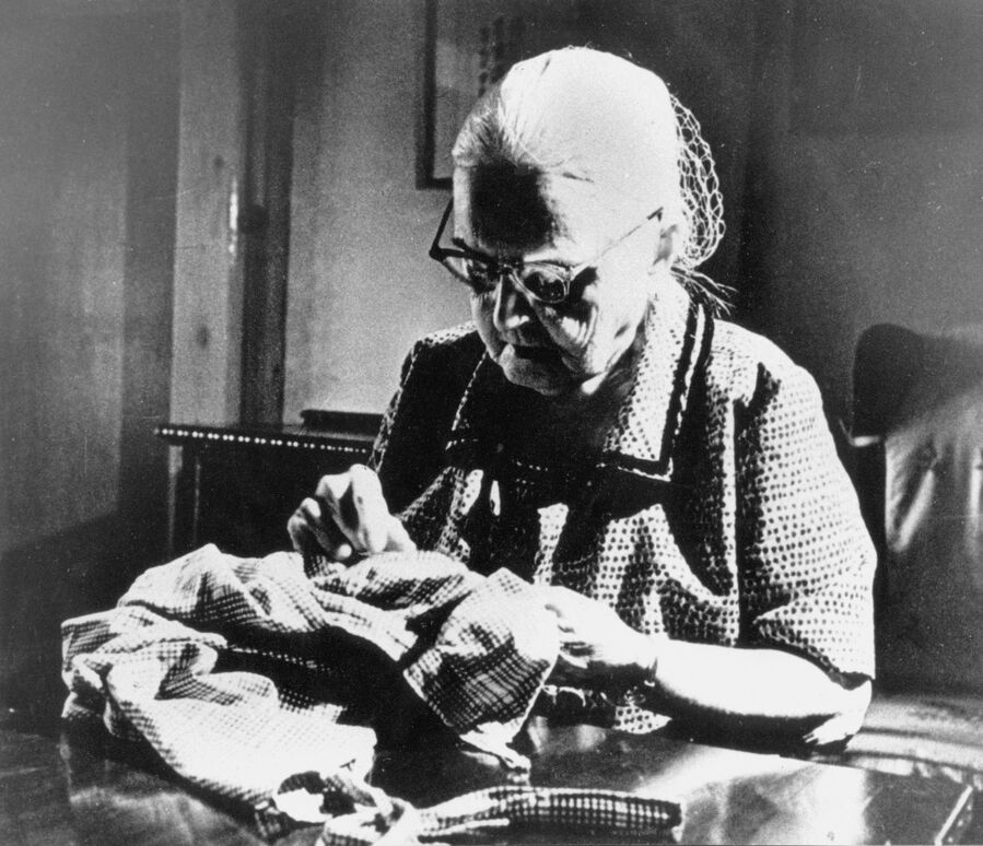 ▲ 바느질 하는 퍼스트레이디, 이승만대통령 부인 프란체스카 여사.