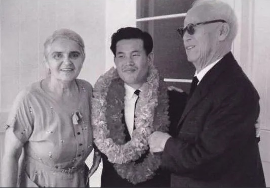 ▲ 새로운 양자 이인수(가운데)를 맞이한 이승만과 프란체스카 부부.