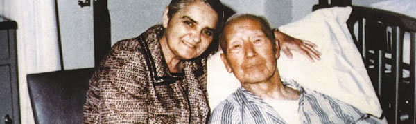 ▲ 하와이 마우나라니 요양원에서 침대에 누운 환자 이승만과 간호하는 부인 프란체스카 여사.