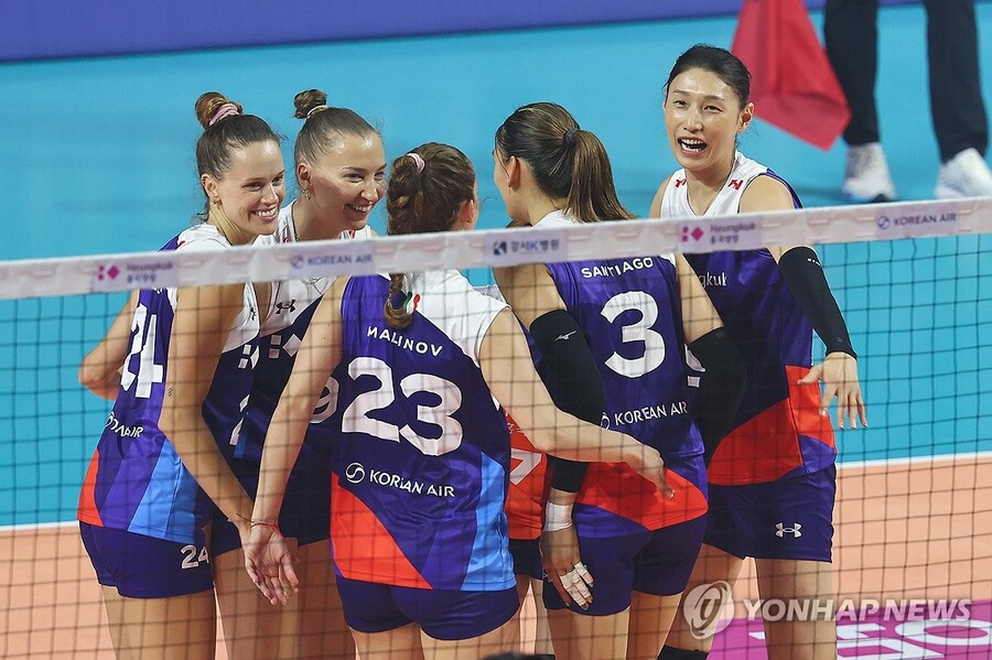 ▲ '배구 여제' 김연경이 KYK 인비테이셔널 2025에 출전해 맹활약을 펼쳤다. 1세트와 3세트는 감독으로, 2세트와 4세트는 선수로 활약했다.ⓒ연합뉴스 제공