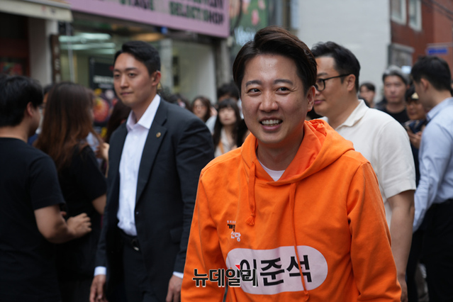 ▲ 이준석 개혁신당 대선 후보가 지난 17일 오후 서울 성동구 성수동카페거리에서 시민들에게 인사를 하고 있다.ⓒ이준석대선캠프