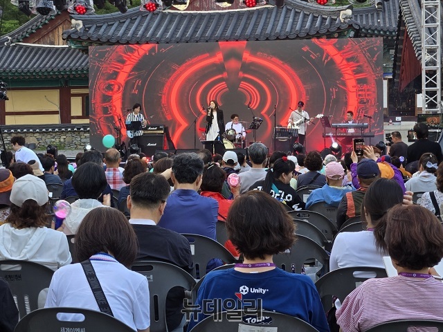 ▲ 보경사 경내에서 목비 단독 콘서트를 하고 있다.ⓒ뉴데일리