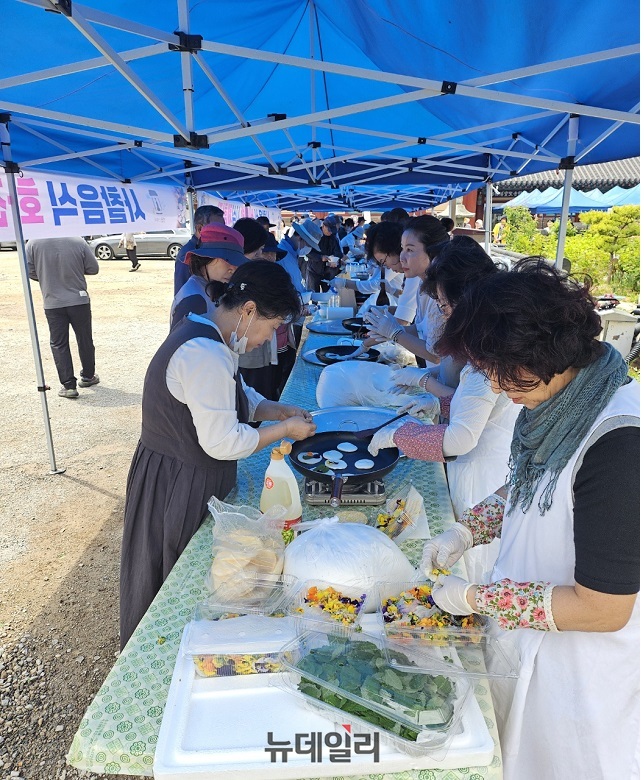 ▲ 사찰음식의 전통과 가치를 직접 체험할 수 있는 사찰음식 체험행사를 하고 있다.ⓒ뉴데일리