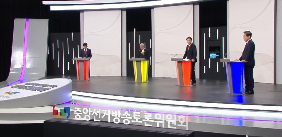 [충청브리핑] 대권 노림수인가?… 李·金 ‘셀프 개헌안’ 대결에 ‘국민은 뒷전’