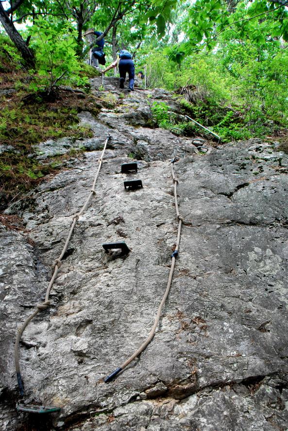 ▲ 팔봉산 2봉을 오르는 암벽.ⓒ진경수 山 애호가