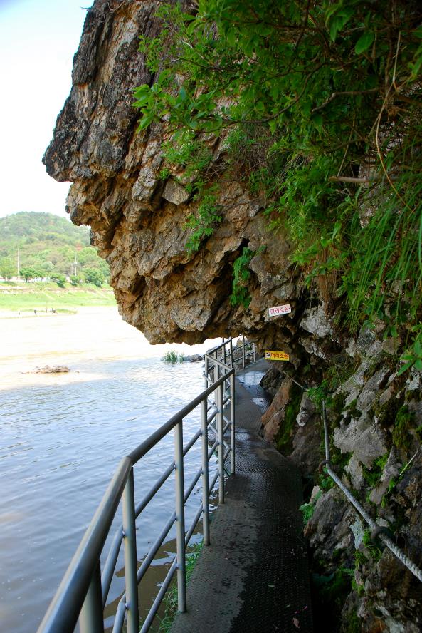 ▲ 강변로에서 만난 큰바위얼굴.ⓒ진경수 山 애호가