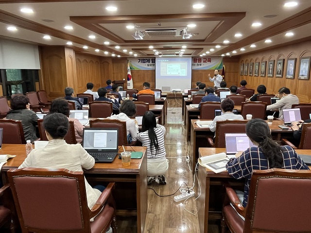 ▲ 포항상공회의소는 지난 16일 오후 2시 포항상공회의소 2층 회의실에서 ‘기업체 임원을 위한 생성 AI 활용교육’을 개최했다.ⓒ포항상의