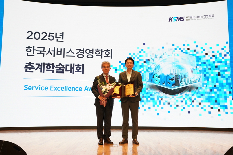 ▲ 세라젬 이경수대표이사 사장이 서비스엑설런스어워드 민간CEO부문 수상을 하고 기념촬영을 하고 있다.ⓒ세라젬