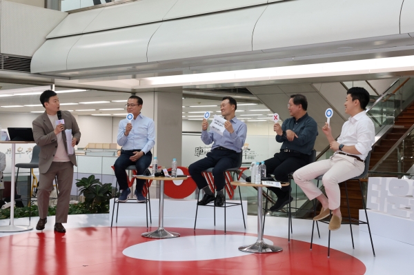 ▲ 농심이 지난 16일 본사에서 타운홀 미팅을 실시했다. 사진 오른쪽부터 농심 신상열 전무, 황청용 부사장, 이병학 대표이사, 조용철 부사장ⓒ농심