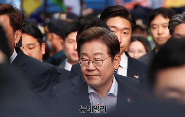 ▲ 이재명 더불어민주당 대통령 후보가 6·3 대선 공식 선거운동 첫 주말인 17일 오후 광주 금남로 사거리에서 열린 5.18 전야제 행사에 참석하고 있다. ⓒ서성진 기자