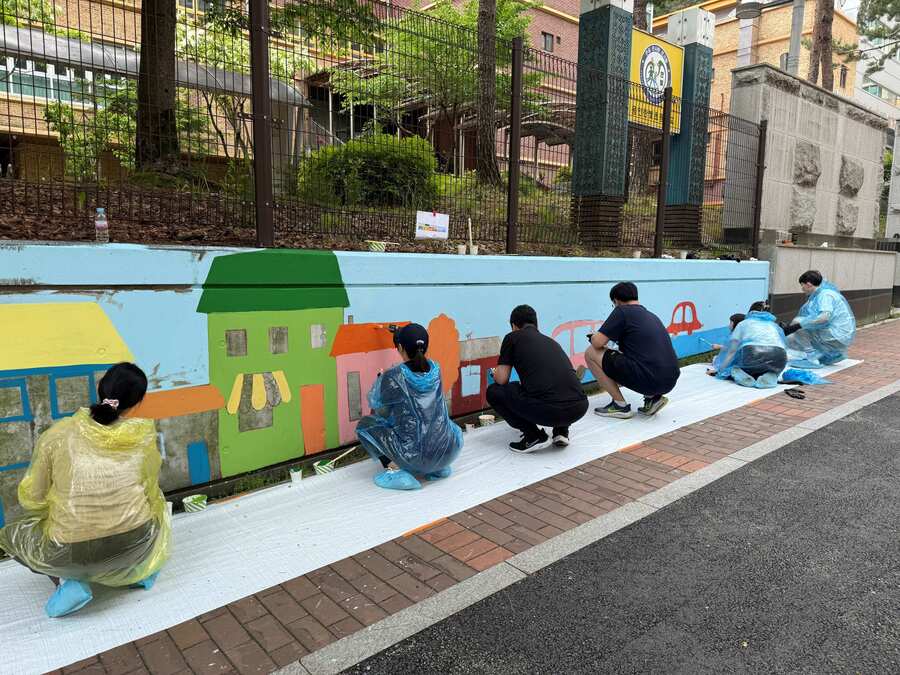 ▲ 지난 17일(토), 한국앤컴퍼니그룹 임직원이 가족과 함께하는 ‘벽화 그리기’ 봉사활동을 펼쳤다ⓒ한국앤컴퍼니 그룹