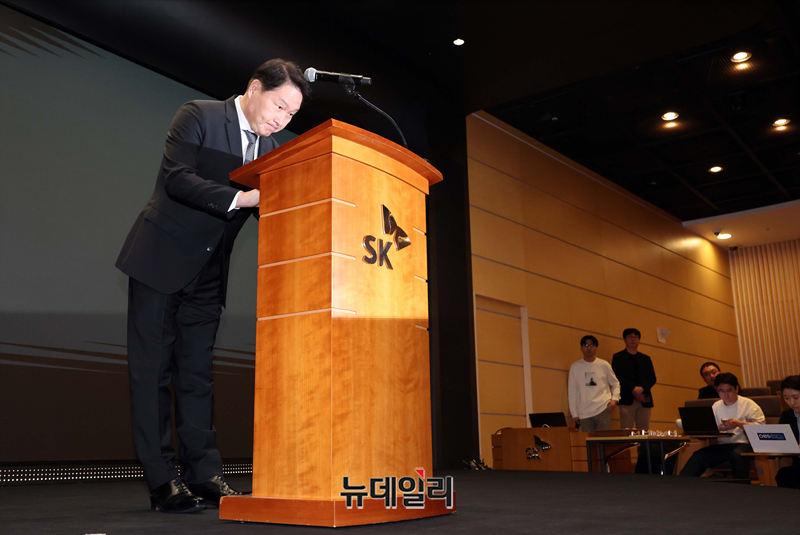 ▲ 최태원 SK그룹 회장이 SKT 해킹 사건에 대해 대국민 사과를 하고 있다.ⓒ뉴데일리DB