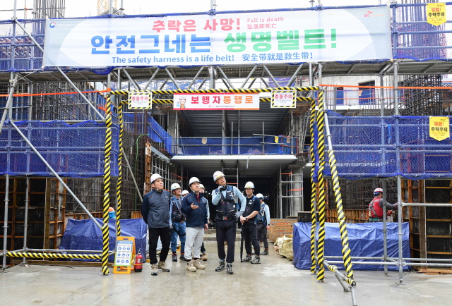 ▲ 재욱 SK에코플랜트 CSO(왼쪽 세번째)가 지난 16일 경기도 광명 광명자이힐스테이트SK뷰(VIEW) 신축공사 현장을 방문해 작업장 안전관리 실태와 예방활동 이행상태를 점검하고 있다.ⓒSK에코플랜트