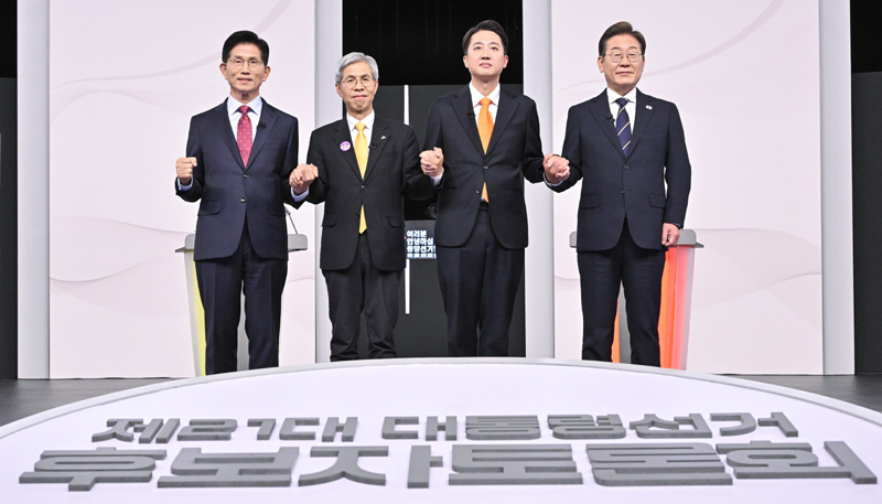 ▲ 18일 서울 마포구 SBS프리즘타워에서 열린 중앙선거방송토론위원회 주관 제21대 대통령선거 후보자 토론회에서 각 정당 대선 후보들이 선전을 다짐하고 있다. 왼쪽부터 국민의힘 김문수, 민주노동당 권영국, 개혁신당 이준석, 더불어민주당 이재명 대선후보. ⓒ 뉴시스