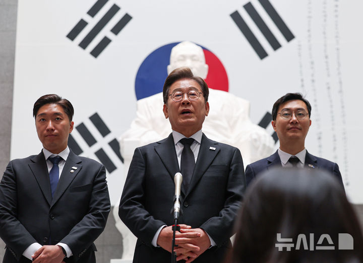 ▲ 이재명 더불어민주당 대선 후보가 19일 서울 용산구 백범김구 묘역을 방문해 참배를 마친 뒤 백브리핑을 하고 있다. ⓒ뉴시스