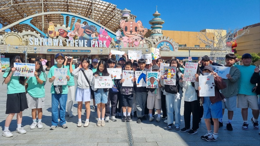 ▲ ‘2024학년도 학생인권의 날’ 행사에 참석한 학생들이 손수 만든 작품을 손에 들고 즐거워하고 있다. ⓒ제주특별자치도교육청 제공