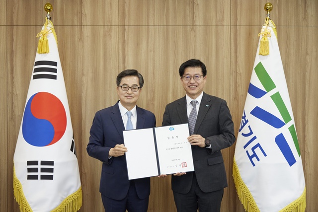 ▲ 김동연 경기도지사(왼쪽)가 19일 김대순 신임 행정2부지사에게 임명장 수여 후 기념촬영을 하고 있다. ⓒ경기도 제공