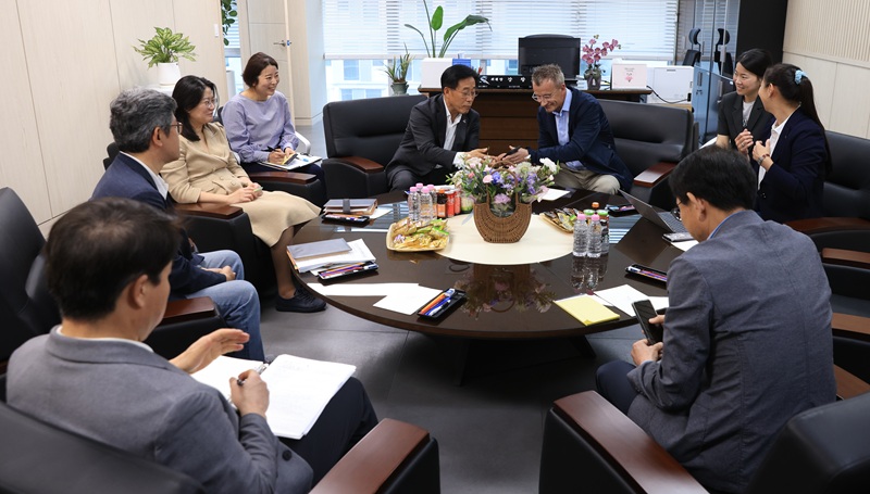 ▲ 이창섭 2027 충청 유니버시아드대회 조직위원회 부위원장이 최근 국제대학스포츠연맹(FISU)이 충청지역을 방문해 대회 핵심 시설에 대한 실사에 앞서 조직위 사무실에 경기장 시설에 대해 설명을 하고 있다.ⓒ충청 U대회 조직위원회