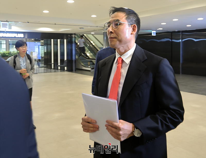 ▲ 조현문 전 효성 부사장이 지난해 기자간담회 장으로 들어서는 모습. ⓒ뉴데일리DB