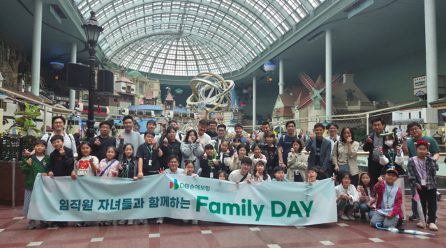 ▲ 지난 16일 서울 롯데월드에서 DB손해보험 직원 및 자녀 20가족 43명이 패밀리데이 행사를 진행하고 기념촬영을 하고 있다.ⓒDB손해보험
