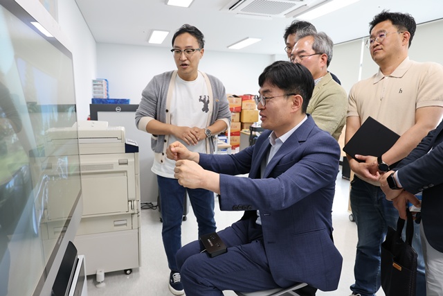 ▲ 김현곤 경기도경제과학진흥원장이 19일 북서부권 경기창업혁신공간(고양)에서 '현장중심 릴레이 간부회의'를 마치고, 입주기업을 방문해 제품을 체험하고 있다. ⓒ경기도경제과학진흥원 제공