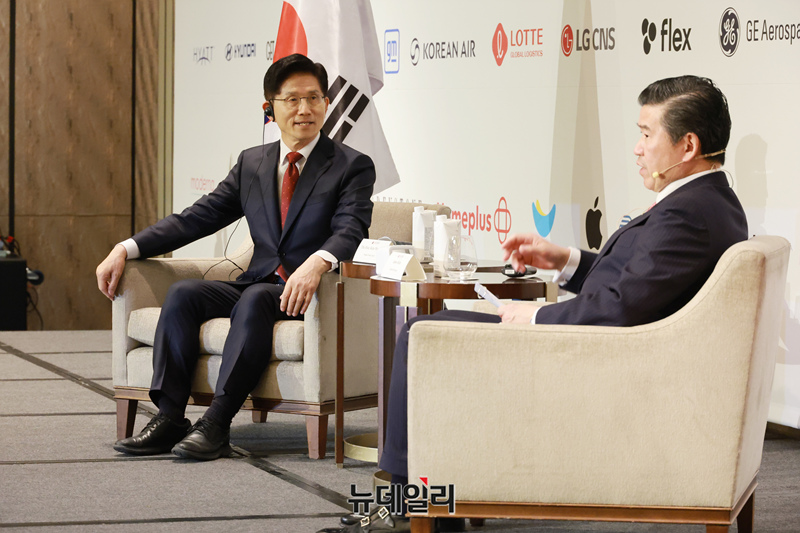 ▲ 김문수 국민의힘 대선 후보가 19일 오전 서울 광화문 포시즌스 호텔에서 열린 주한미국상공회의(암참) 간담회에서 제임스 김 암참 회장과 대담을 하고 있다. ⓒ이종현 기자