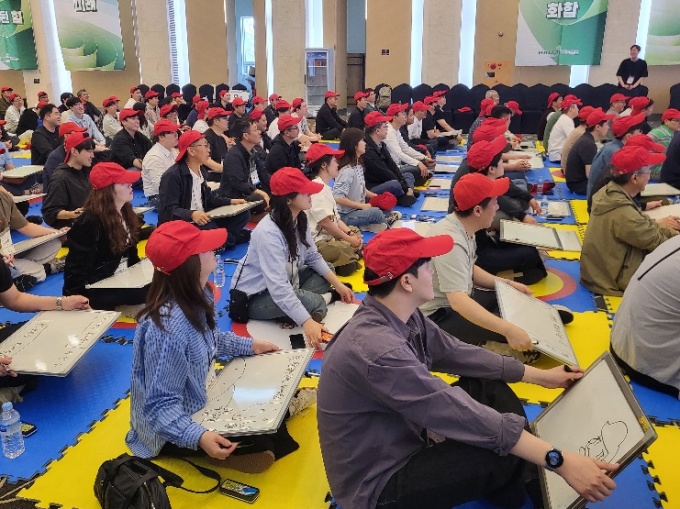 ▲ 한라시멘트 임직원들이 지난 15일 전사팀빌딩에 참석해 프로그램에 참여하고 있다. ⓒ한라시멘트
