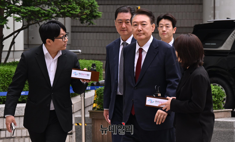 ▲ 윤석열 전 대통령이 19일 오전 서울 서초구 중앙지방법원에서 열린 내란 우두머리 혐의, 직권남용 권리행사방해 혐의 사건 4차 공판에 출석하고 있다. (사진=공동취재단)