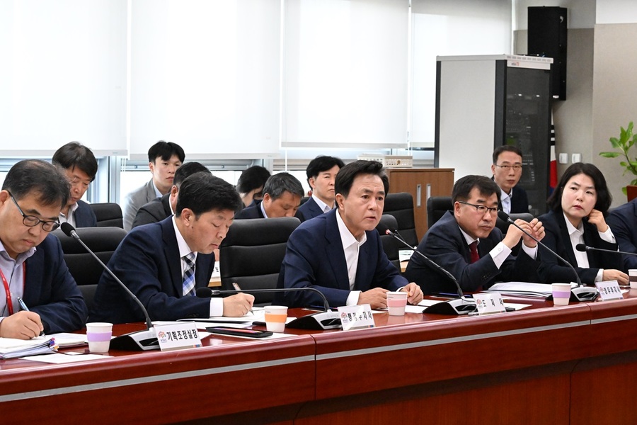 ▲ 김태흠 충남도지사가 19일 도청에서 행정·정무부지사, 실·국·원장 등 30여 명이 참석한 가운데 도정 주요 현안 점검 회의를 열고 7개 분야 43개 핵심 과제의 추진 상황을 공유했다.ⓒ충남도