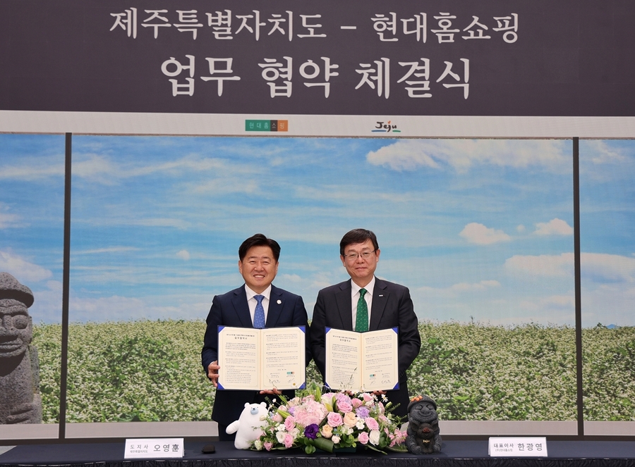 ▲ 19일 오후 서울 강동구 현대홈쇼핑 본사에서 ‘제주 농수축산물·가공품 판매 및 관광 활성화’를 위한 업무협약(MOU)을 체결한 뒤 한광영 현대홈쇼핑 대표이사(사진 오른쪽)와 오영훈 제주도지사와 기념사진을 촬영하고 있다.ⓒ현대홈쇼핑
