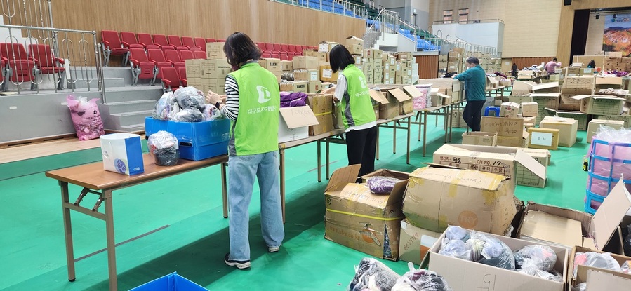 ▲ 대구도시개발공사(사장 정명섭)는 지난 5월 12일부터 16일까지 5일간, 경북 산불 피해지역 복구를 위해 ‘고향마을 복구 대구공무원 지원단’과 함께 지원 활동을 펼쳤다고 밝혔다.ⓒ대구도시개발공사