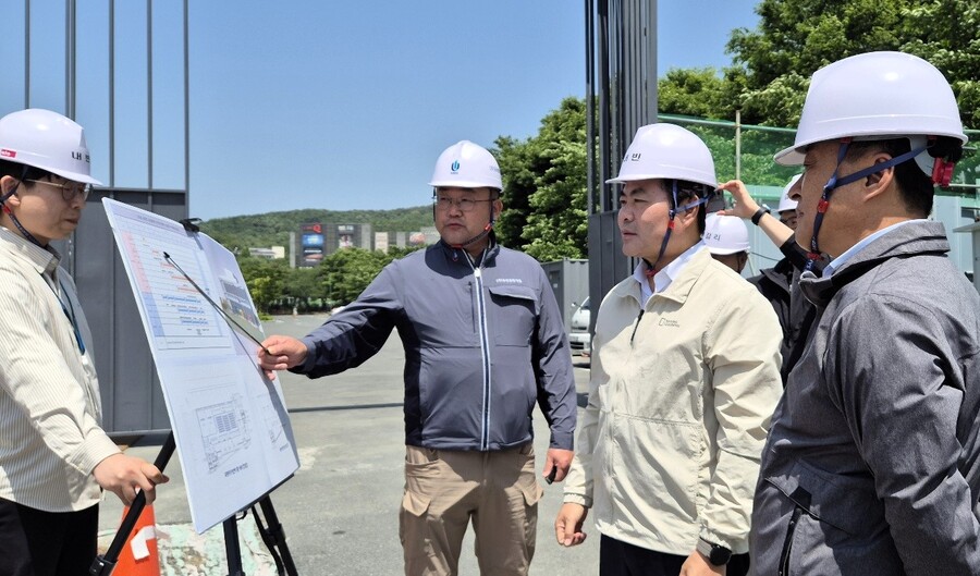 ▲ 김학홍 경상북도 행정부지사는 19일 2025년 APEC 정상회의 주요 인프라 조성 현장을 직접 찾아 현재 시설공사 진행 상황을 점검하면서 내실 있고 속도감 있는 추진을 주문했다.ⓒ경북도