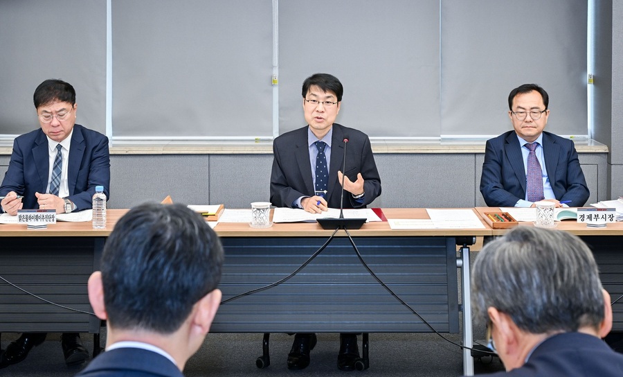 ▲ 김정기 대구광역시장 권한대행 행정부시장이 5월 19일 대구광역시청 산격청사에서 개최된 간부회의에서 말하고 있다.ⓒ대구시