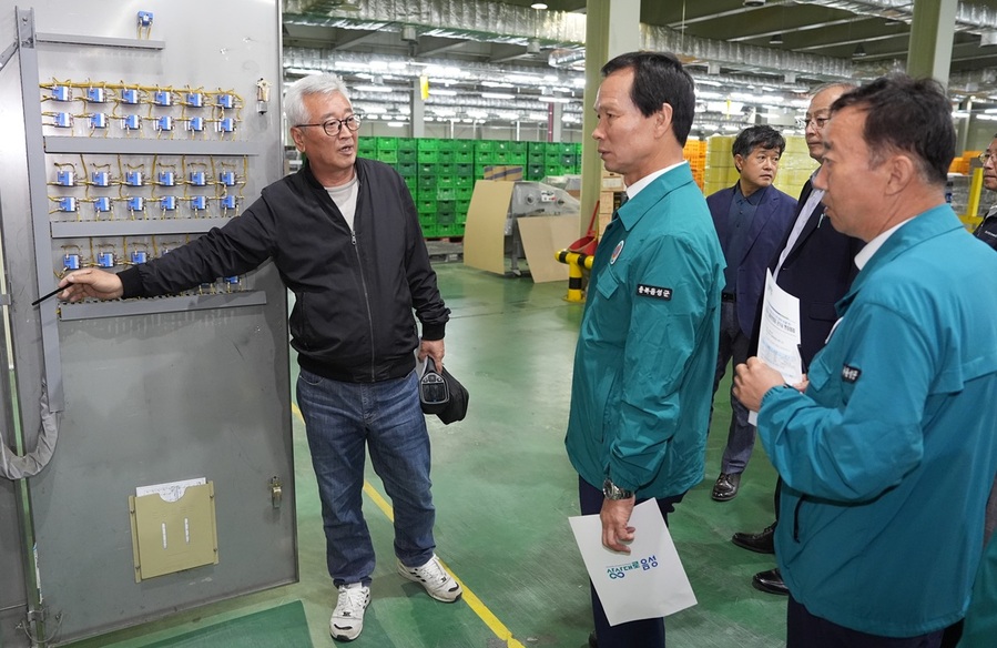 ▲ 지난 19일 조병옥 군수를 비롯한 관계 공무원, 음성군 안전관리자문단 등은 올해 집중안전점검 대상 시설물 중 하나인 ‘음성 햇사레 거점산지 유통센터’를 방문해 민·관 합동 현장점검을 실시하고 있다.ⓒ음성군