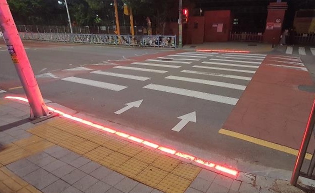 ▲ 청주시는 등하굣길에 휴대전화 등을 사용하는 어린이의 교통사고 예방 및 안전한 통학로 조성을 위해 상당구 어린이보호구역 횡단보도 4개소에 LED 바닥신호등을 설치했다.ⓒ청주시