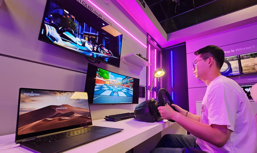 ▲ 다양한 크기의 QD-OLED와 노트북용 OLED로 차별화된 게이밍 체험 기회를 제공하는 '컴퓨텍스 2025' 삼성디스플레이 부스 게이밍룸ⓒ삼성디스플레이