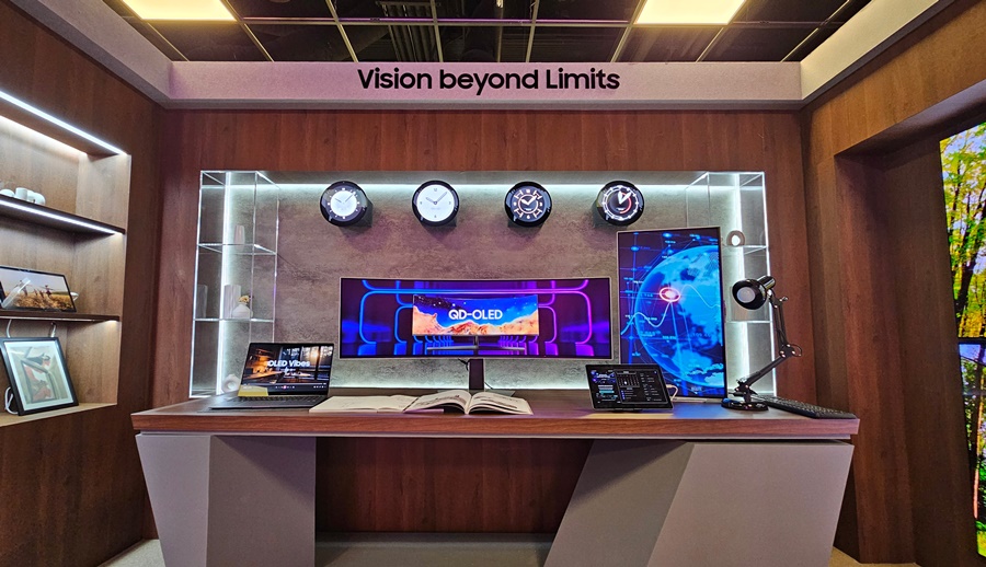 ▲ 라운드 OLED, QD-OLED, AI 스마트 스피커 등 다양한 IT OLED 제품을 살펴볼 수 있는 '컴퓨텍스 2025' 삼성디스플레이 부스 'CEO의 서재' 전시존ⓒ삼성디스플레이