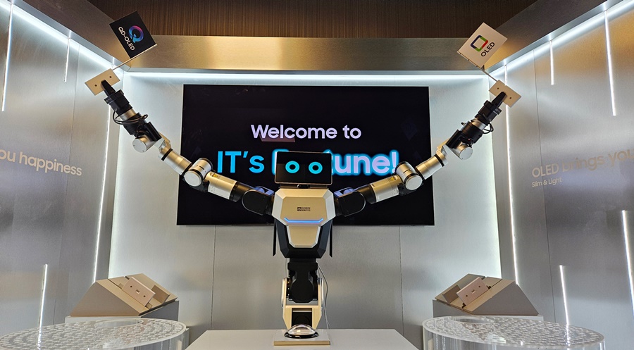 ▲ 삼성 OLED의 가볍고 얇은 특성을 이색적인 퍼포먼스를 통해 선보이고 있는 레인보우로보틱스의 이동형 양팔로봇ⓒ삼성디스플레이