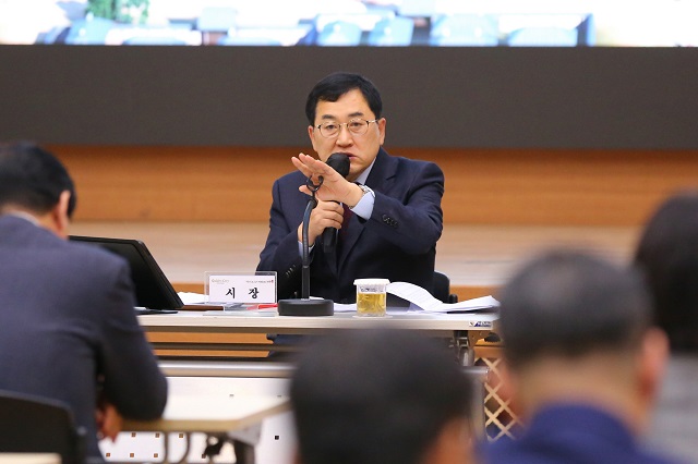 ▲ 지난 19일 경주시청 알천홀에서 열린 확대간부회의에서 주낙영 경주시장이 APEC 정상회의 성공 개최를 위한 철저한 준비와 조직문화 개선을 주문하고 있다.ⓒ경주시