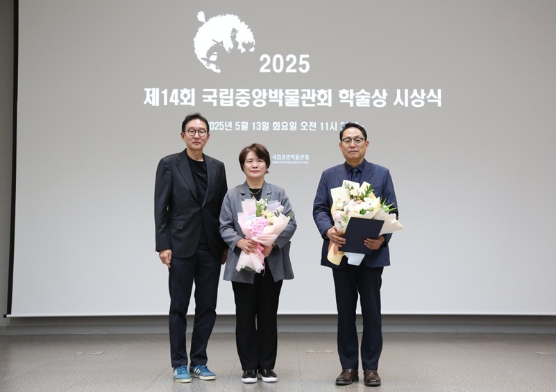 ▲ 한양대박물관이 2025 국립중앙박물관회 학술상 시상식에서 특별상을 받았다. 왼쪽부터 허용수 국립중앙박물관회 부회장, 오순애 송파책박물관장, 안신원 한양대박물관장.ⓒ한양대