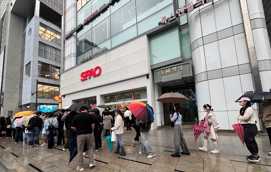 ▲ 두산베어스와 협업한 컬렉션 출시 첫날 16일 스파오 강남2호점 앞 대기줄ⓒ이랜드