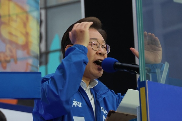 ▲ 이재명 더불어민주당 대선 후보가 19일 서울 마포구 KT&G 상상마당 인근에서 방탄유리가 설치된 유세차에 올라 유세하고 있다. (공동취재) 2025.05.19. ⓒ뉴시스