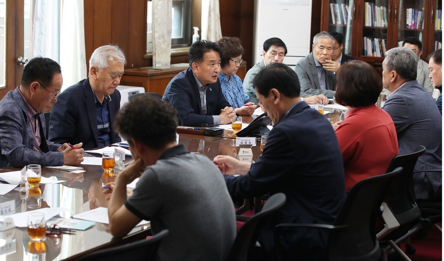 ▲ 충북도가 20일 도청 여는마당에서 ‘일하는 밥퍼’ 사업을 전통시장 중심으로 확대·운영하기 위해 간담회를 하고 있다.ⓒ충북도