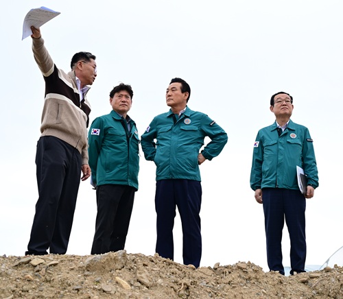 ▲ 백성현 논산시장이 지난 19일 하천 수해 복구 현장을 찾아 복구 상황을 점검하고 있다.ⓒ논산시