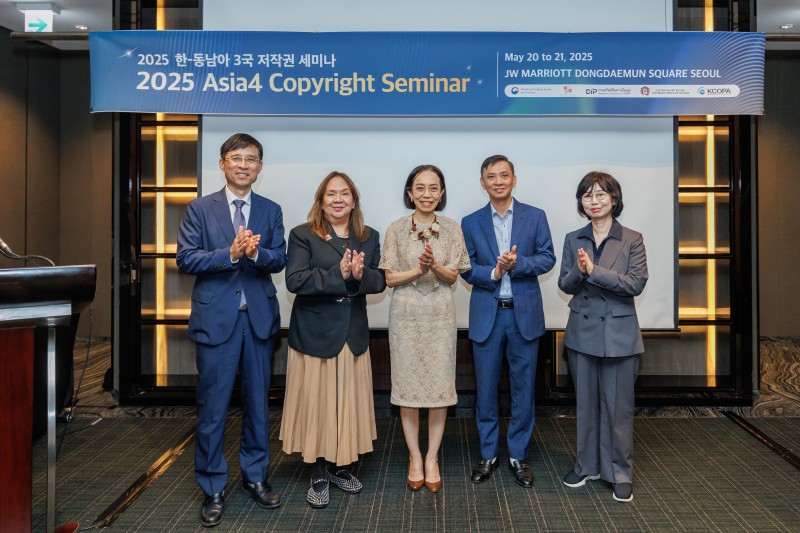 ▲ '2025 한-동남아 3국 저작권 세미나'에 참석한 각국 대표단이 기념촬영을 하고 있다(왼쪽부터 한국저작권보호원 박정열 원장, 필리핀 지식재산청 앤 카보찬 부청장, 태국 지식재산청 누사라 칸자나쿨 청장, 베트남 문체부 짠 황 저작권국장, 문체부 정향미 저작권국장).ⓒ문체부