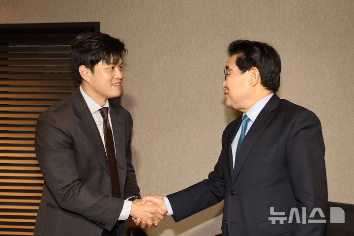 ▲ 김용태 국민의힘 비상대책위원장이 20일 서울 여의도 한 호텔에서 전병헌 새미래민주당 대표와 인사하고 있다. ⓒ뉴시스