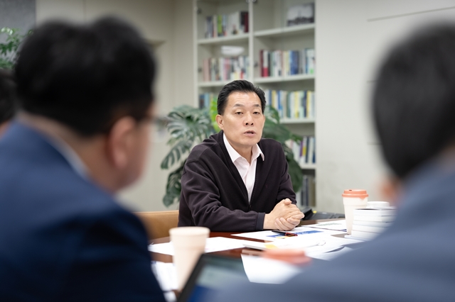 ▲ 이재준 수원특례시장이 지난 19일 집무실에서 ‘수원 경제자유구역 종합 추진계획 점검회의’를 주재하고 있다. ⓒ수원시 제공