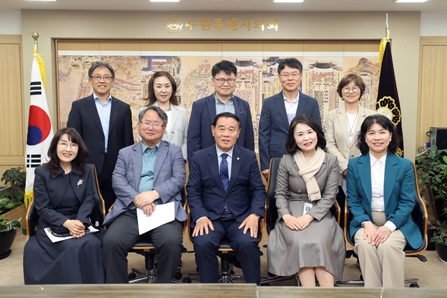▲ 지난 19일 열린 지역 교육 발전을 위한 간담회에서 이재식 의장을 비롯한 참석자들이 기념촬영을 하고 있다. ⓒ수원시의회 제공